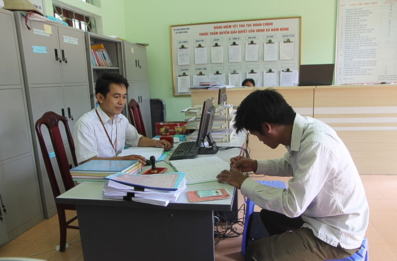 Người dân ký nhận kết quả giải quyết thủ tục hành chính tại bộ phận tiếp nhận và trả kết quả xã Nậm Hàng (huyện Nậm Nhùn).
